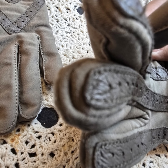 Isotoner Vintage Taupe Cashmere Lined Womens One Size Gloves - Picture 7 of 7